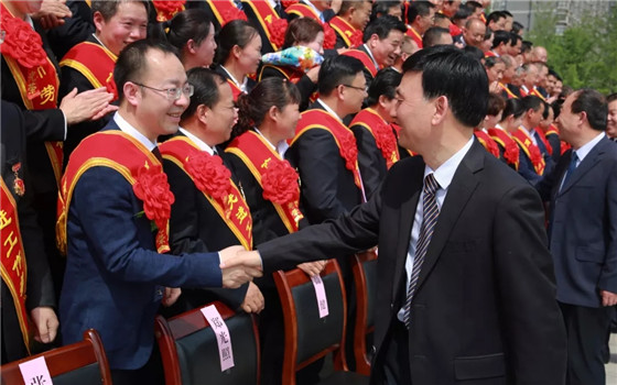 陜西森弗集團(tuán)董事長(zhǎng)金新康榮獲“商洛市勞動(dòng)模范”榮譽(yù)稱(chēng)號(hào)