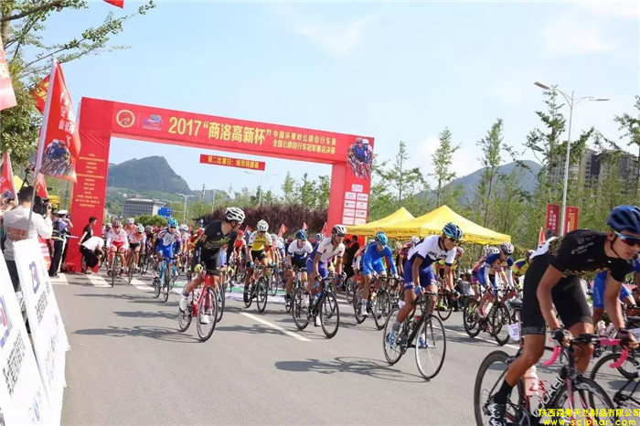 2017中國環(huán)秦賽城市繞圈賽順利舉行，陜西森弗集團(tuán)董事長金新康為獲獎選手頒獎
